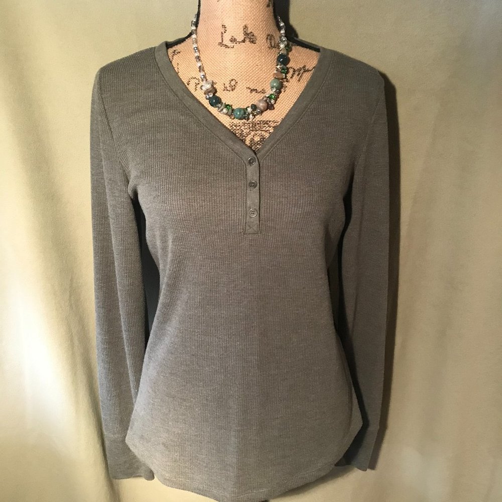 Light and  Comfy Sweater Long Sleeves  3 buttons - Picture 2 of 2